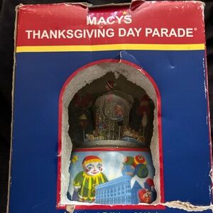 Macy’s snowglobe